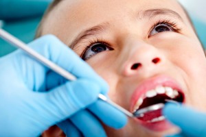 cómo se ponen implantes dentales a niños